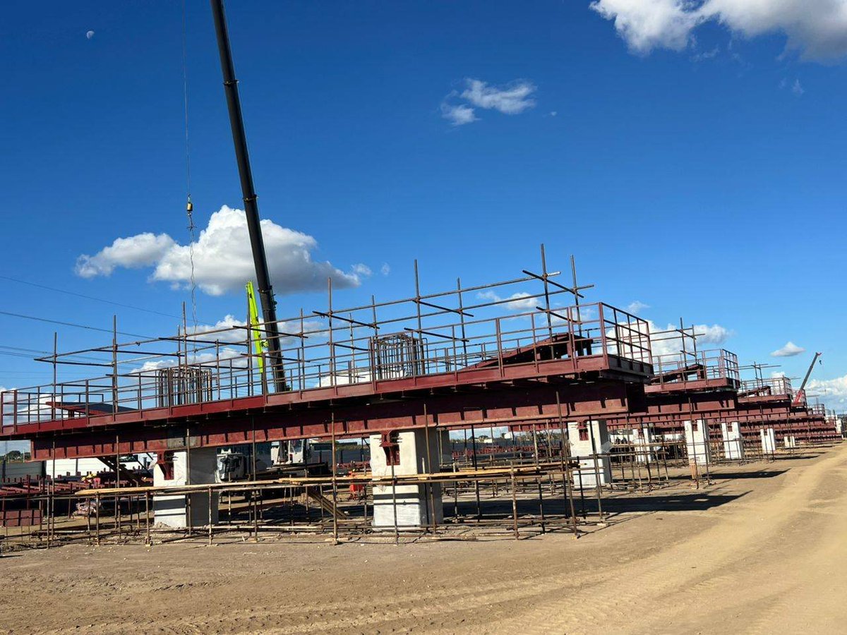 VulindlelaNdab2's tweet image. Momentum continues under the leadership of @edmnangagwa

Pier cap installations now underway at the Mabvuku Interchange Construction Project mark another major step in modernising our road infrastructure. A clear sign that #Vision2030 is in motion—delivering progress @BarakaZaire