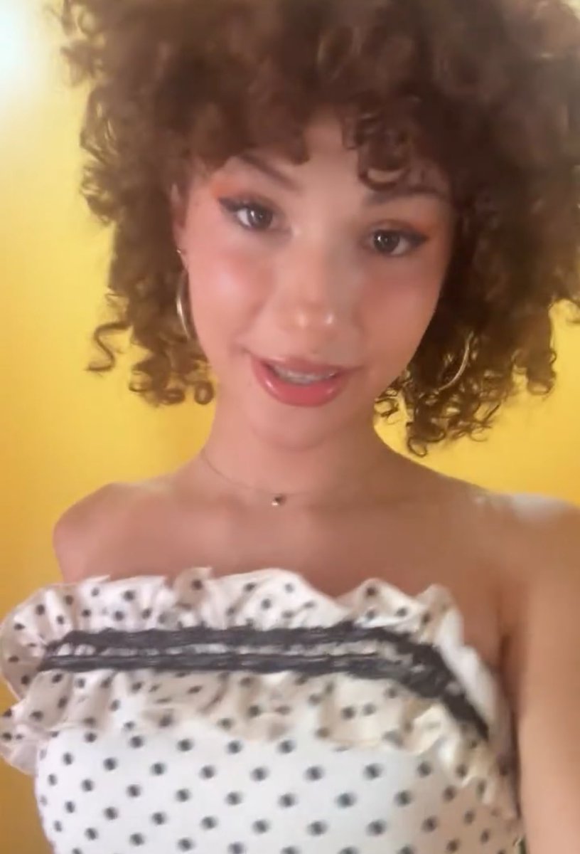 Jixiepop_xoo's tweet photo. I look so fragile and cute 🥰😜 
Tell me what you guys think 😊😊 https://t.co/jlh5xm6Tuj