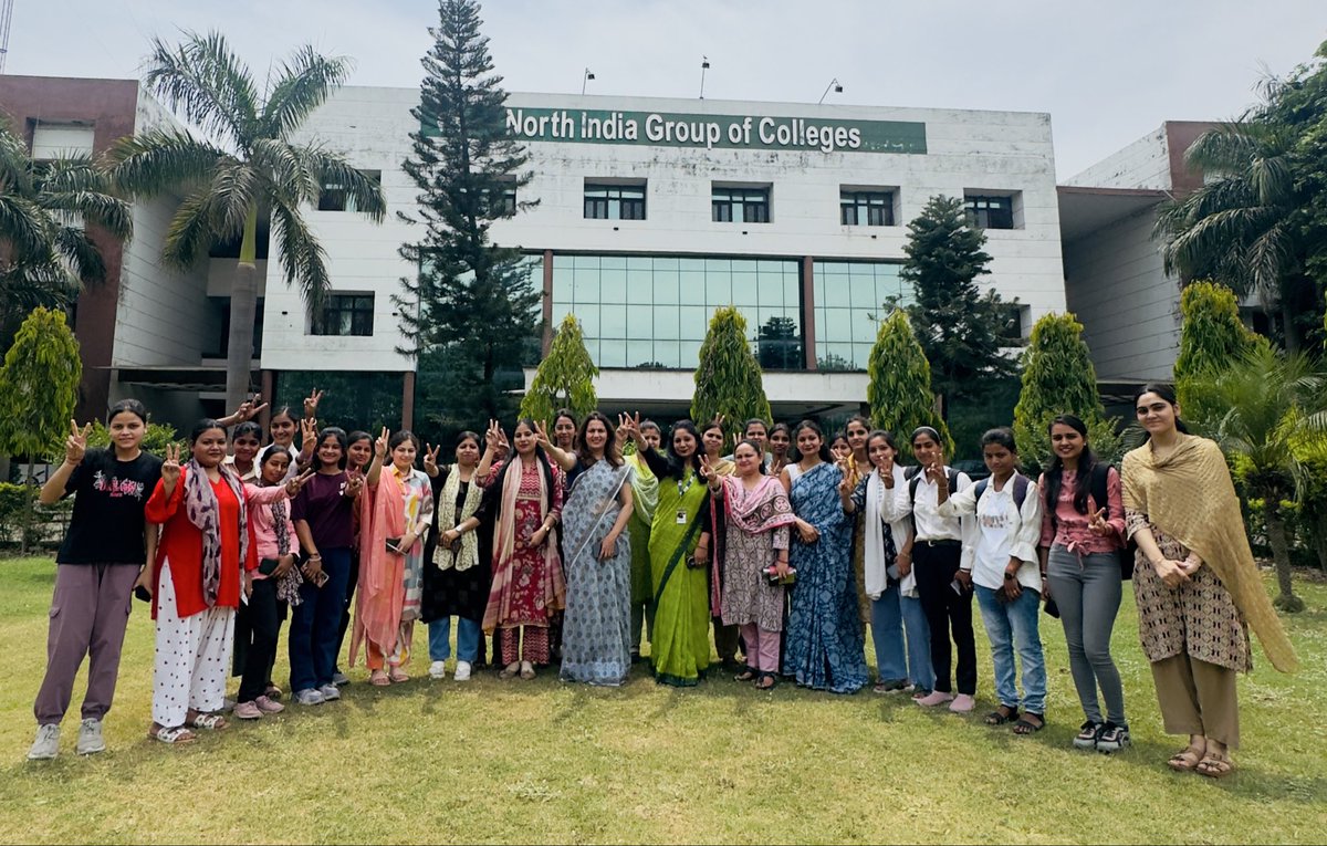 Drrakhiagarwal3's tweet photo. #महिला #आरक्षण बिल पर nigc college नजीबाबाद के छात्रो से वार्ता करते हुए उन्हें समझते हुए कि नए वोटर बनना एक ज़िम्मेदारी का काम है पढ़ाई के साथ संसद की गतिविधि भी समझें और खुल कर अपनी आवाज़ उठायें @AmitShah @narendramodi @myogioffice @BJP4MEDIACELL @BJP4India @BijnorBjp @BJP4UP https://t.co/tmV6ql4x1h