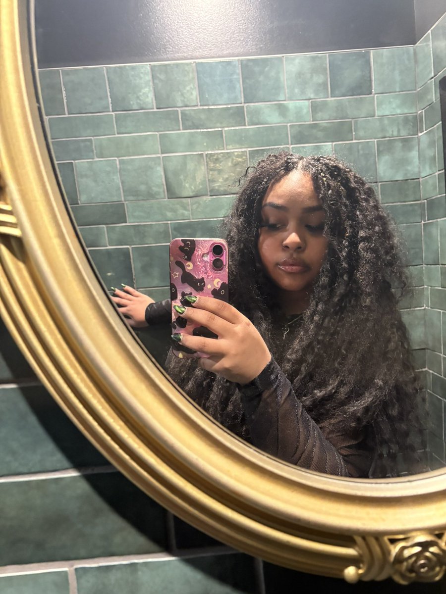 theangelbshow's tweet photo. angel by The Weeknd is the song that I wish could play whenever someone locks eyes with me. https://t.co/luowcfhFMD