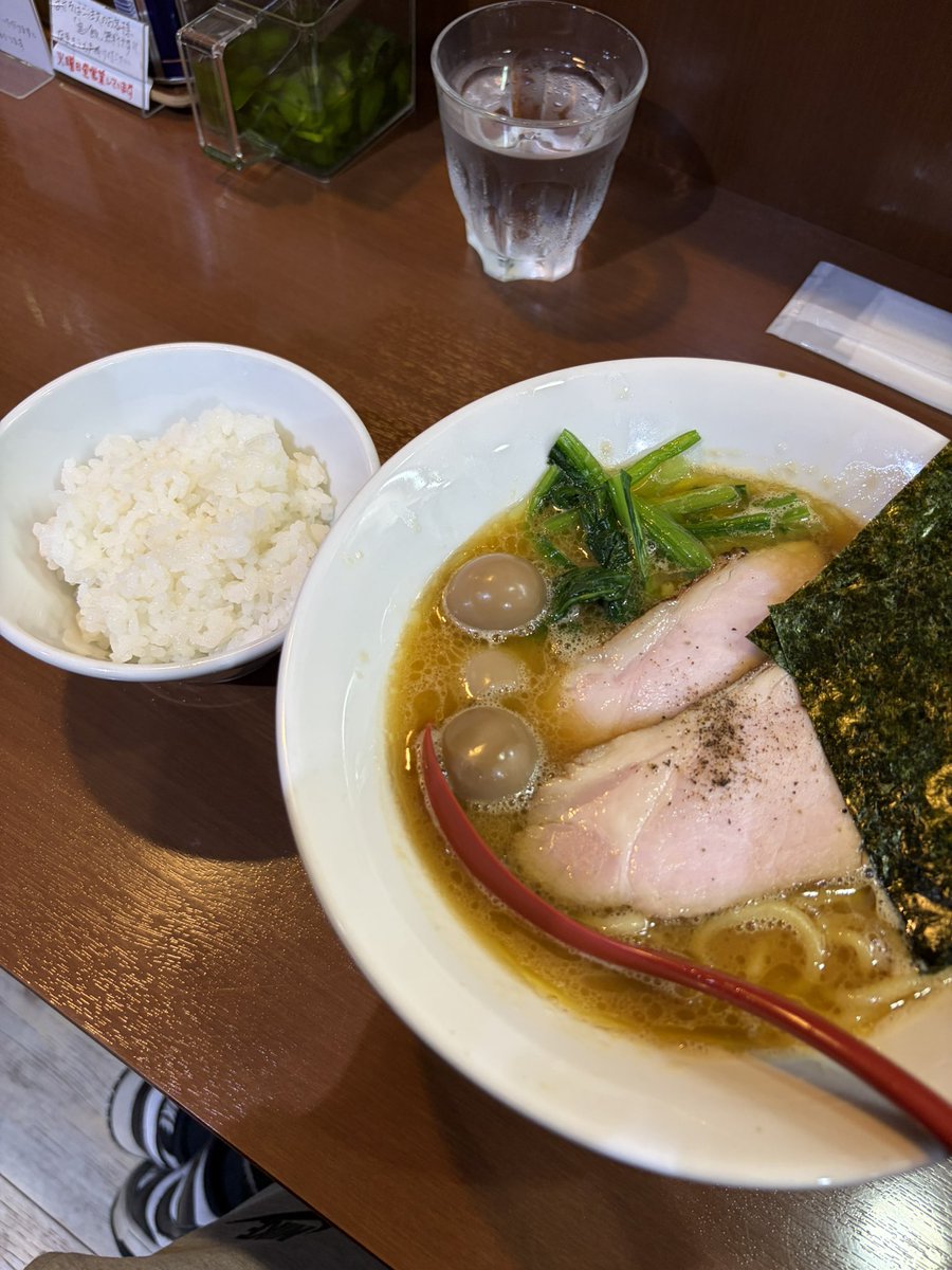 rt69641's tweet photo. DOG HOUSE🐶

家鶏ラーメン🐓

家系好きとしては食べておかない訳にはいかない一杯🍜
🍚もマストです👍

ほとんどのお客さんが家鶏頼んですね💙

醤油のパンチ🤛と言うより優しい鶏白湯スープの甘みが感じられるあとを引く優しくも力強いスープ🥰

めっちゃ美味かった✨

ごちそうさまでした🙏 https://t.co/Rt1uPma5st