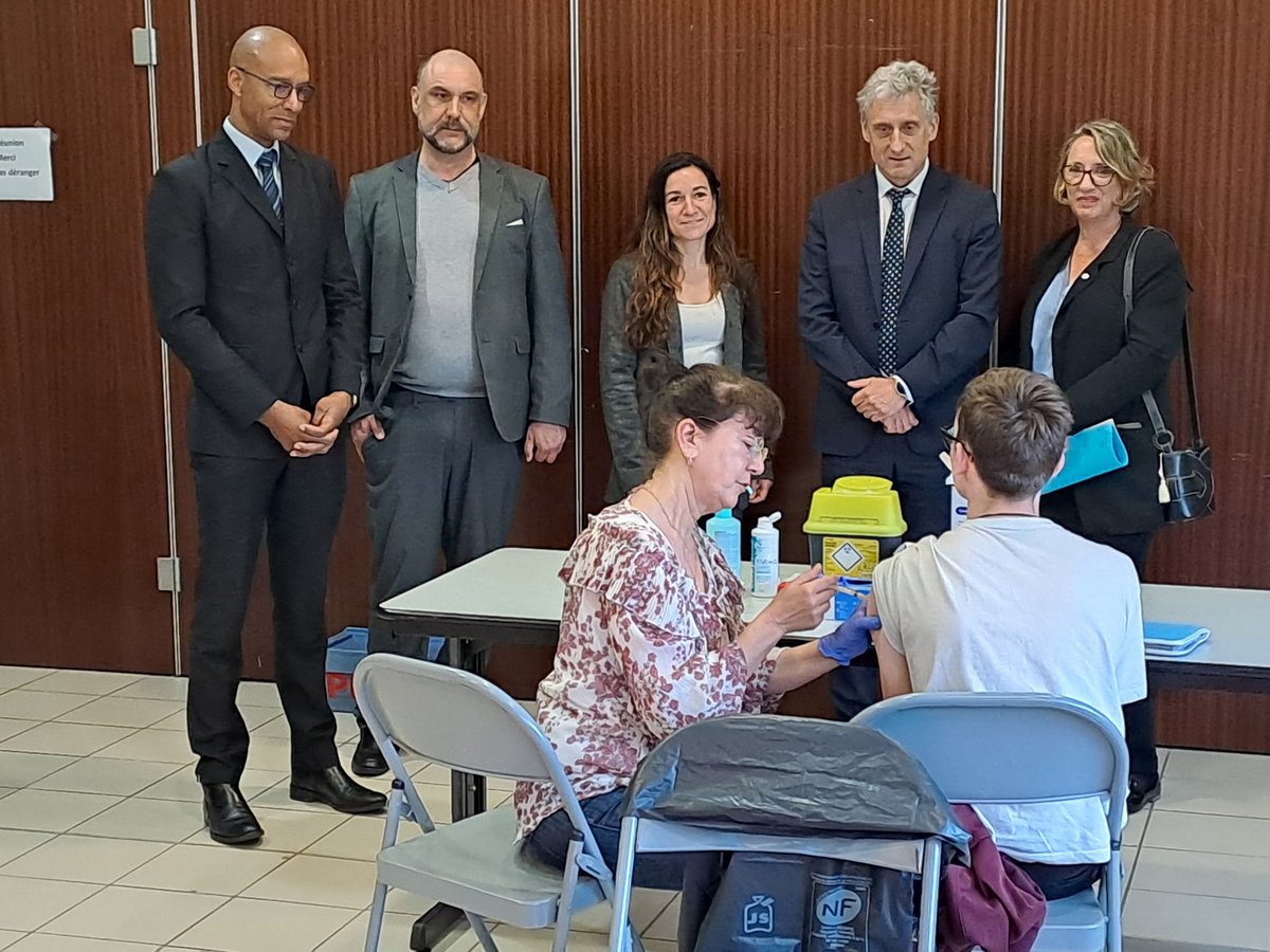 Dsden47's tweet photo. Depuis 2023 en Nouvelle-Aquitaine : 
➡️ +20 pts de couverture HPV 
➡️ 60 % des filles et 51 % des garçons de 12 ans vaccinés

2025-2026 : extension aux méningocoques avec +10 000 autorisations déjà recueillies.

Une mobilisation collective au service de la santé des jeunes 👏 https://t.co/jBgn0QnNaA