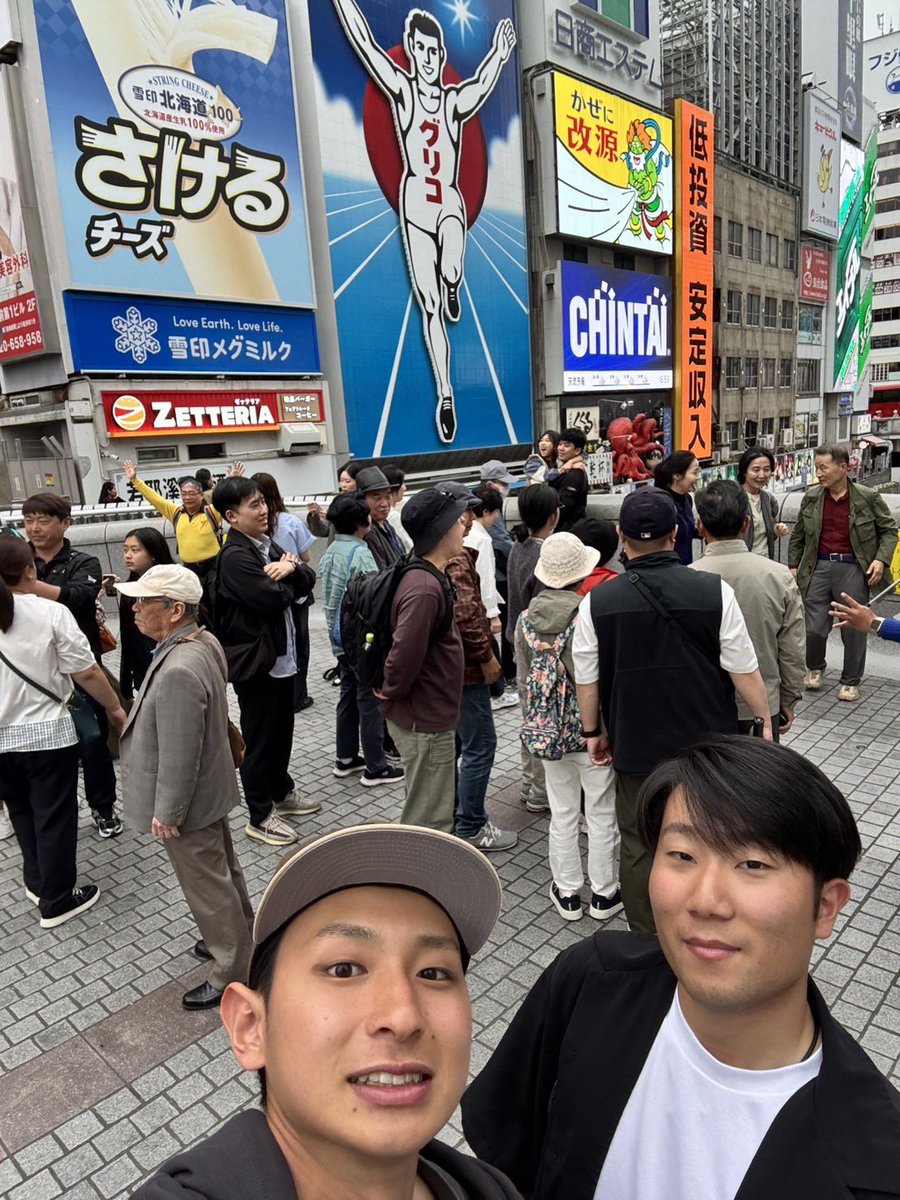 asahi_kaiun's tweet photo. 神戸に仮バースをしていた🚢🥳
日俊丸の乗組員さんから送ってもらいました👏
神戸のお写真かと思いきや
2年目になった中嶋くんと
4月から初乗船の小林くんで
大阪の道頓堀に観光に行ったお写真でした🤭笑
小林くんも新入乗船してまだ1ヶ月程ですが
もうすっかり先輩とも打ち解けれたようです🥳
続く↩️ https://t.co/jv8Jln0Ej3