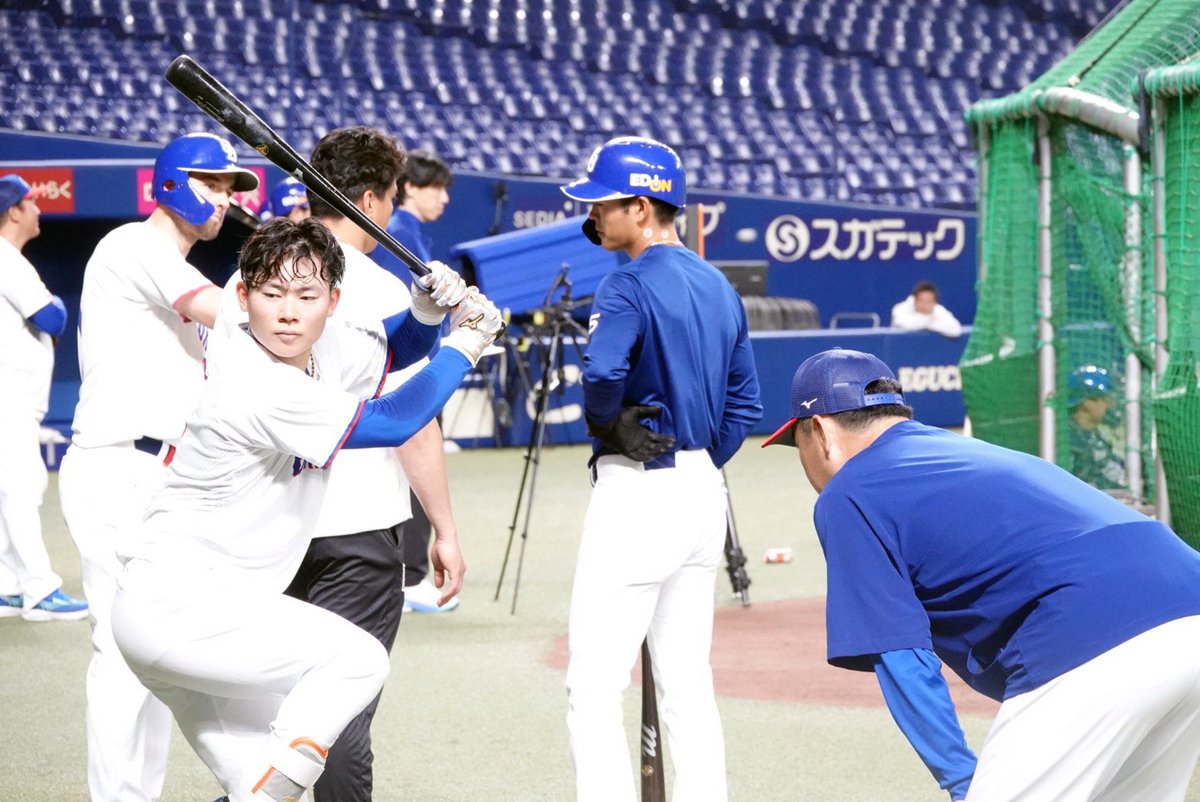 Dora__Full's tweet photo. 【試合前に黙々と…】

#村松開人 内野手と #松中信彦 打撃統括コーチ

#dragons #中日ドラゴンズ https://t.co/i1Yr0nCh8E