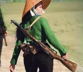 Les Américains: écrasés par des guérillères vietnamiennes de 1,60 cm.

🗓 Le 30 avril 1975, la défaite yankee est célébrée à Saigon.

💪Une leçon anti-impérialiste.

🇻🇳Vive le peuple héroïque du Vietnam !