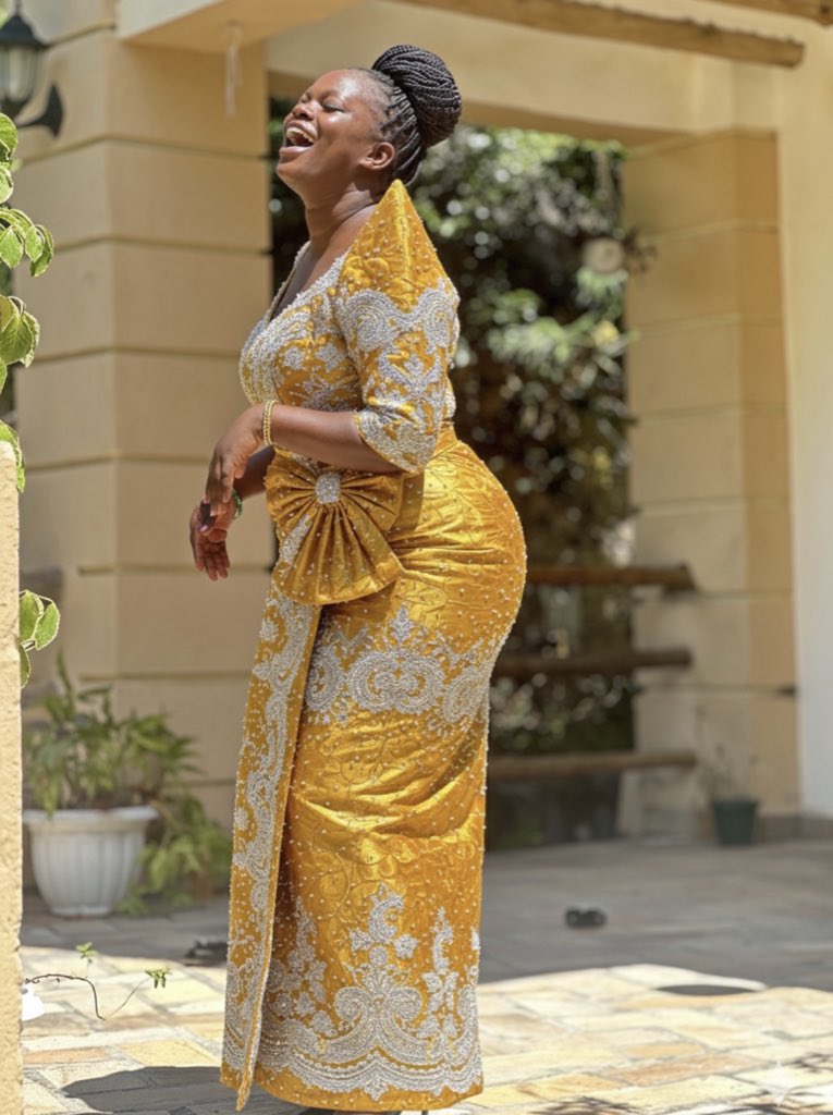 Name: Namakula Phiona
Clan: Lugave
Totem (Akabbiro): Malere 

Omubala;
Lwaddulwa lwa Kakatende, bwabilya bwawooza, sseluku lulengenja simanyi lunnangwula, bwompa akawaala ako, nga ebbanjja liwedde.

Baganda, let’s know each other 👇🏽👇🏽👇🏽