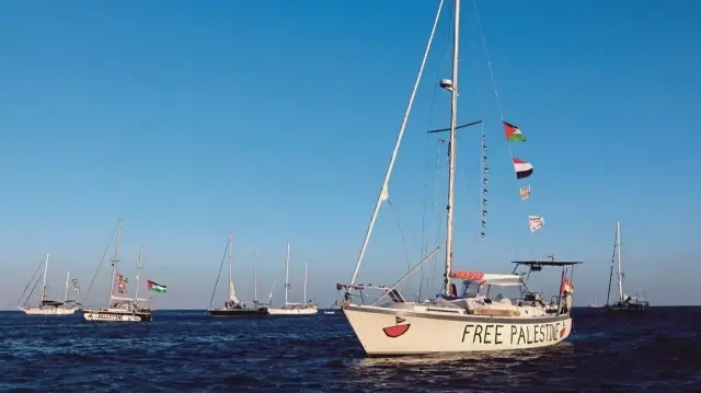 tevhidgundemi's tweet image. 🔴SON DURUM🔴

🔴 Yunanistan Açıklarında Bulunan Global Sumud Filosu’ndaki Son Durum:

🔻Müdahale edildiği teyit edilen toplam gemi sayısı: 21

🔻Yunanistan kara sularına girerek müdahaleden kurtulan gemi sayısı: 17

🔻Yunanistan kara sularına yaklaşmakta olan gemi sayısı ise: 14