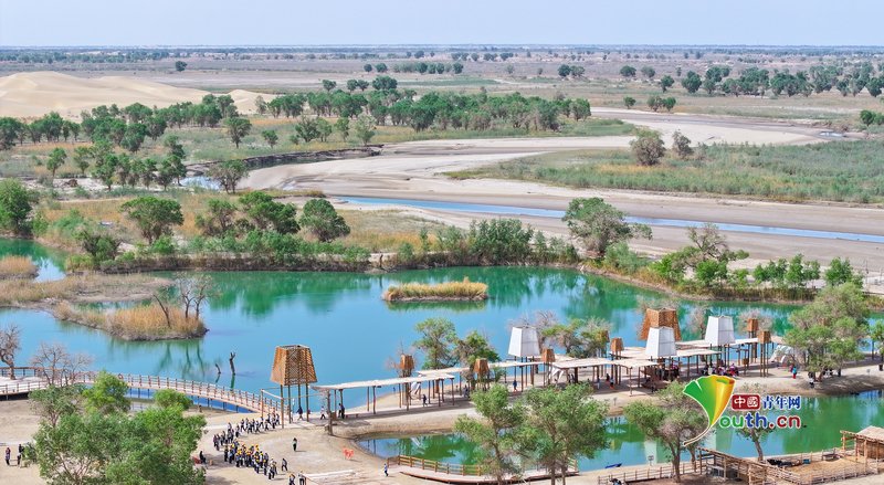 YouthChina's tweet image. On April 28, 2026, at the Luoburen Village scenic area in Bayingolin Mongol Autonomous Prefecture, Xinjiang, tourists enjoyed the beautiful landscapes of desert, oasis, and lakes. #delicacy #desert