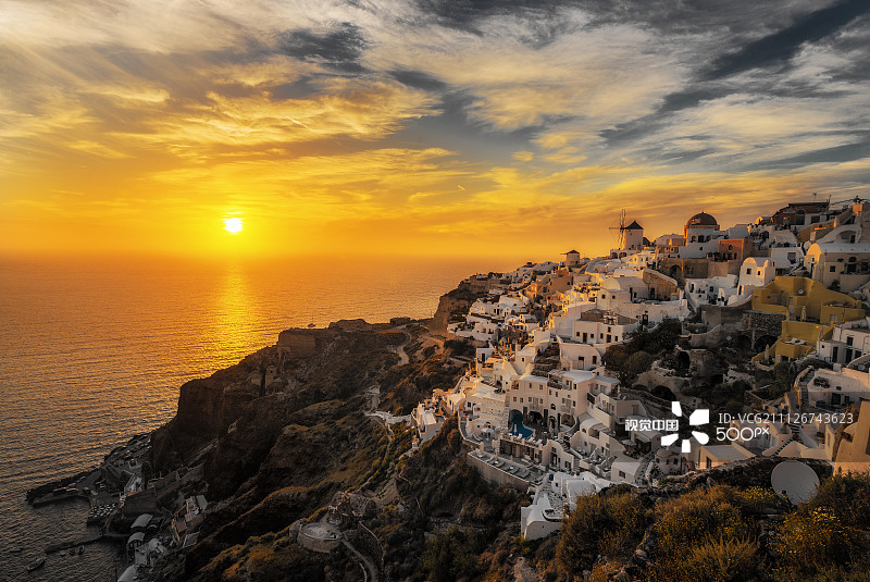 vina2430's tweet image. Chasing sunsets in Santorini  The blue domes, white-washed alleys, and Aegean glow Pure magic. Worth every mile. #Wanderlust #SantoriniVibes
