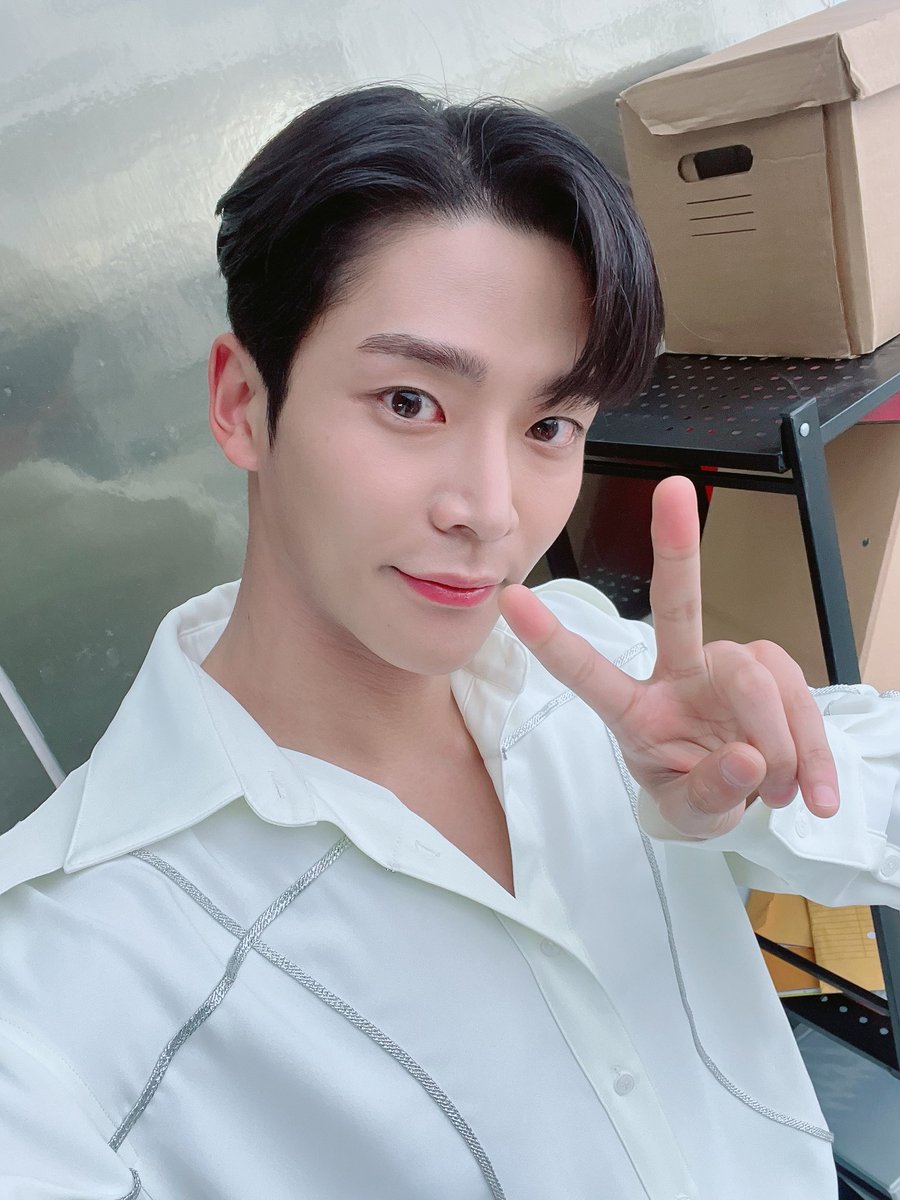 만월 tweet media