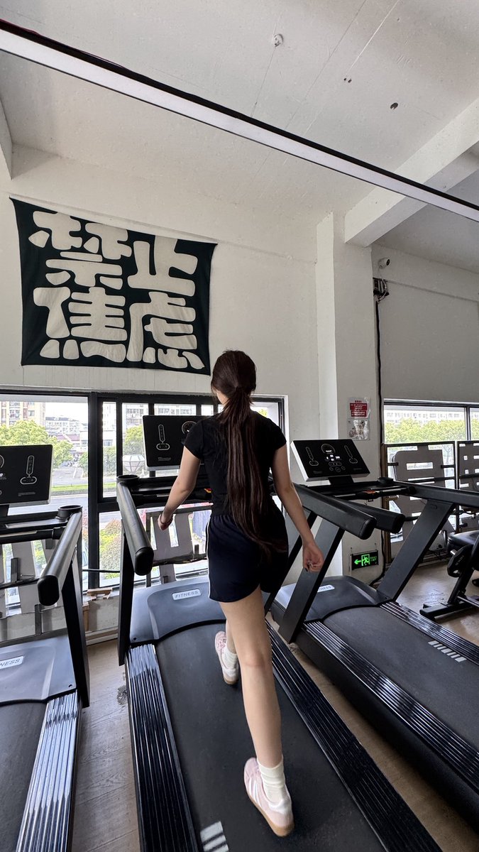 泪水打湿减脂餐 发誓瘦到93 tweet media