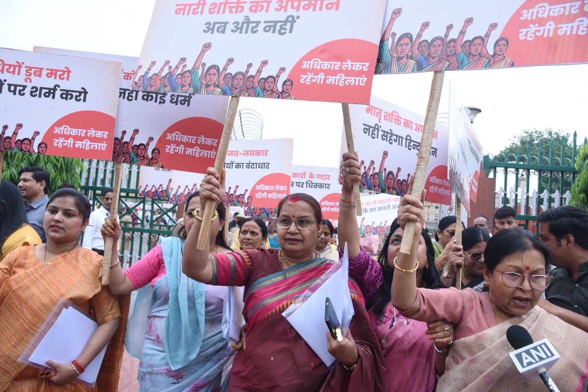 newstrackmedia's tweet image. लखनऊः  भारतीय जनता पार्टी के विधायकों ने महिला आरक्षण को लेकर विपक्षी पार्टियों के ख़िलाफ़ किया प्रदर्शन।
#Lucknow #Newstrack