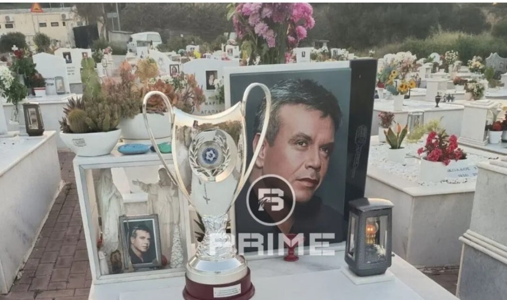 ManAndroulakis's tweet photo. Ο Ηλίας Πουρσανίδης παλαίμαχος ποδοσφαιριστής του ΟΦΗ πήγε τη κούπα του κυπέλλου στο τάφο του Μανόλη Λυδάκη .
Για μένα η ενέργεια του ήταν συγκλονιστική.
Ο Μανόλης ήταν η ψυχή της ομάδας και το άξιζε 
Παρόλο που είμαι μπασκετικός, θεωρώ ότι το ποδόσφαιρο είναι ο βασιλιάς των σπορ https://t.co/vUKUd0dtGv