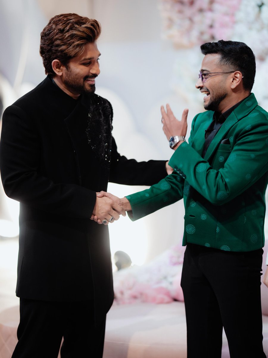 SumanthOffl's tweet photo. AAxBASIL 🚨:

#TovinoThomas hints at a possible Basil Joseph &amp; #AlluArjun collaboration 💥🥶

We love actor Basil, but we all miss director Basil Joseph. Malayalam audiences may have to wait a little longer, but a WIDER INDIAN AUDIENCE could get to see him back as a director soon https://t.co/0klDa7jRkV