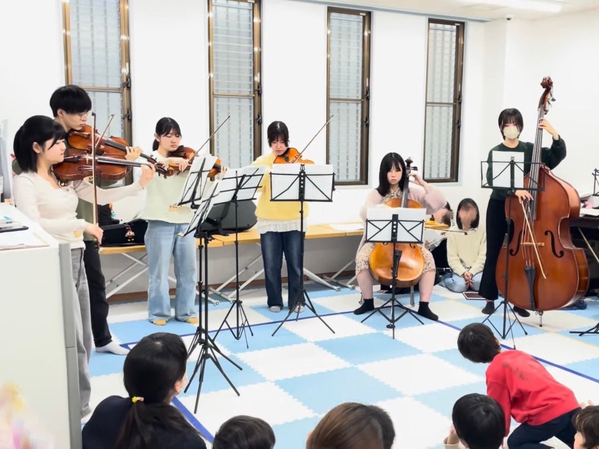 CUOrchestra's tweet photo. 先日、こぱんはうすさくら 西千葉教室 様から演奏のご依頼をいただき、お子様の前で演奏させていただきました☺️
音楽に合わせて歌ってもらったり、カスタネットを叩いてもらったり、一緒に音楽を作り上げることのできた楽しい時間となりました🎶
 #千葉大学 #オーケストラ #新入団員募集中 https://t.co/JSBqpGNVVS