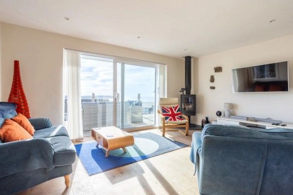 IndepenCottages's tweet image. Highfields is a light-filled modern #holiday cottage in Woolacombe, North #Devon, sleeping four guests in two bedrooms. Positioned above the bay with spectacular views, this self-catering accommodation looks out across the sea. Take a look: buff.ly/HIPqD3f