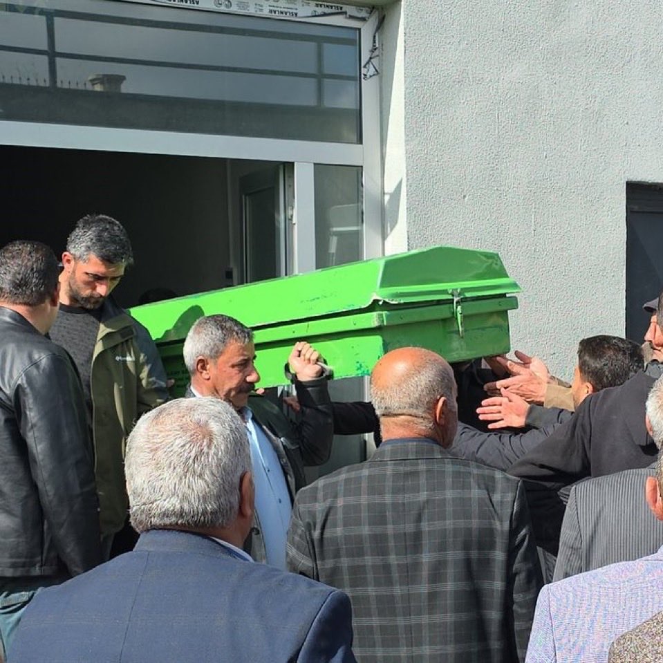 tv65haber's tweet photo. Van'ın Saray ilçesinde okuldan dönerken sahipsiz köpeklerin saldırısı sonucu yaşamını yitiren 5 yaşındaki Hamza Özsoy'un cenazesi toprağa verildi.

-Köpek saldırısında yaralanan çocuk ve babası dehşet anlarını anlattı.

-Aile, sahipsiz köpek sorununa acil çözüm istedi. https://t.co/ewfDzAOcNS