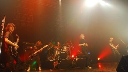 rocqnow's tweet photo. 過去の今日=2008年4月30日

ONE OK ROCK による初の全国ツアー「WHAT TIME IS IT NOW?」の閉幕日。1カ月かけて仙台・福岡・広島・高松・大阪・名古屋・札幌・渋谷の8会場で単独公演を行った。Takaは『僕たちを支えてくれるみなさん、僕たちもみなさんと一緒にいるバンドなんだと実感した』とMC。 https://t.co/UGGRXHv6nL