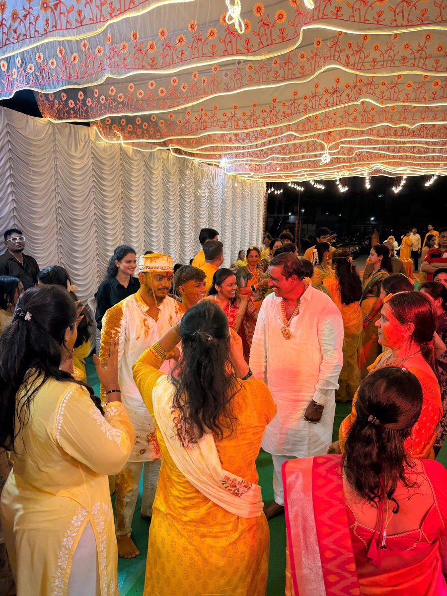 shankarvirkar1's tweet image. आदित्य आणि अस्मिता यांच्या हळदी समारंभाला उपस्थित राहून त्यांना मनःपूर्वक शुभेच्छा दिल्या. त्यांच्या नव्या आयुष्याची सुरुवात आनंद, प्रेम, सुख आणि समृद्धीने भरलेली जावो, हीच सदिच्छा...!

#HaldiCeremony #Blessings #HappyMoments #ShankarVirkar