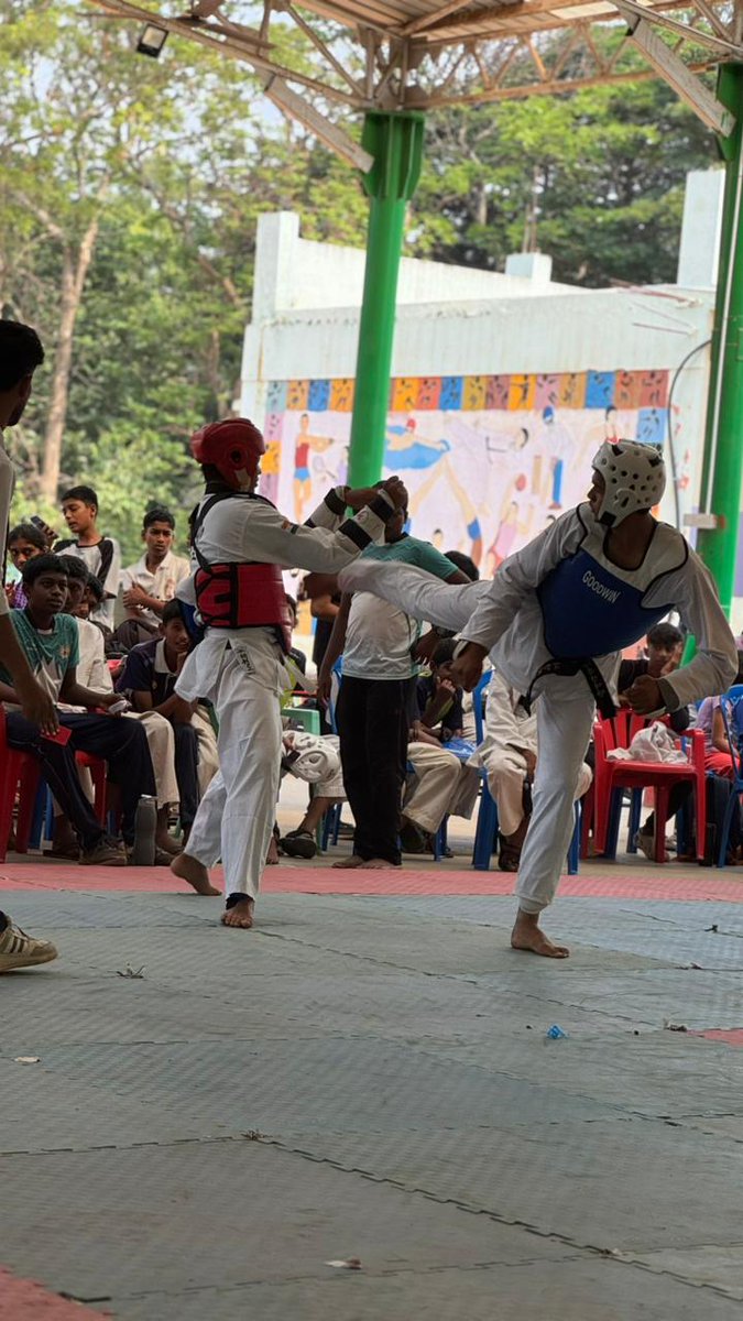 KvrwfY's tweet image. Fear is not an option when you have Taekwondo by your side #ConfidenceBoost
Day 2-
Glimpses of Taekwondo-Boys In Regional Sports Meet at #kvrwfyelahanka #kvrwf #taekwondo #kvrobengaluru #kvians #kvregionalsportsmeet #KVS