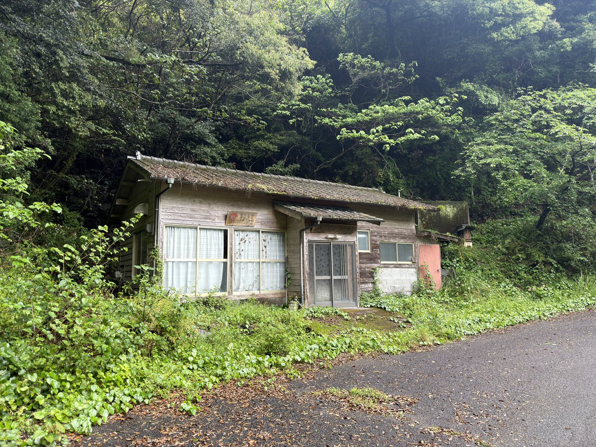 四万十川、口屋内の「湯の谷の湯温泉」 鍵を持ってる方を探さないといけないということで有名だった。最後に入ったという話からもう何年も経つので流石に困難とは思いつつ、確定した情報を得るために来訪。聞き込みをして管理していた方に会い「もう入れない」というお言葉をいただいた。