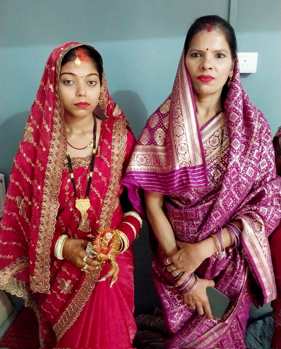 kuvarsingh29mp's tweet image. छोटे भाई विनय  एवं छोटी बहू ज्योति आज वैवाहिक जीवन में प्रवेश कर रहे हैं परिवार के बीच धर्मपत्नी सहित पहुंचकर  जीवन की नई पारी शुरुआत की बहुत बहुत बधाई शुभकामनाएं
#happy #marriage @VinaySonkarNSUI