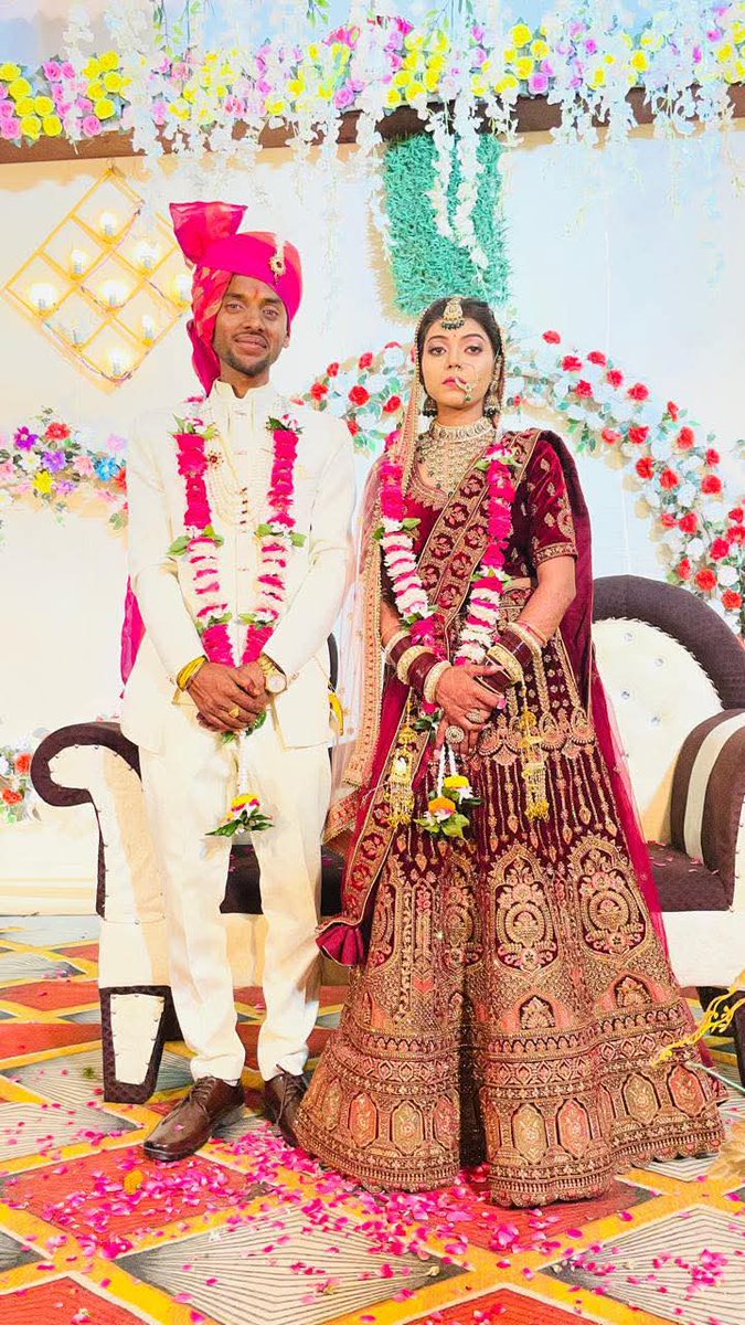 kuvarsingh29mp's tweet image. छोटे भाई विनय  एवं छोटी बहू ज्योति आज वैवाहिक जीवन में प्रवेश कर रहे हैं परिवार के बीच धर्मपत्नी सहित पहुंचकर  जीवन की नई पारी शुरुआत की बहुत बहुत बधाई शुभकामनाएं
#happy #marriage @VinaySonkarNSUI