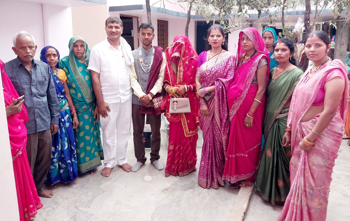 kuvarsingh29mp's tweet image. छोटे भाई विनय  एवं छोटी बहू ज्योति आज वैवाहिक जीवन में प्रवेश कर रहे हैं परिवार के बीच धर्मपत्नी सहित पहुंचकर  जीवन की नई पारी शुरुआत की बहुत बहुत बधाई शुभकामनाएं
#happy #marriage @VinaySonkarNSUI