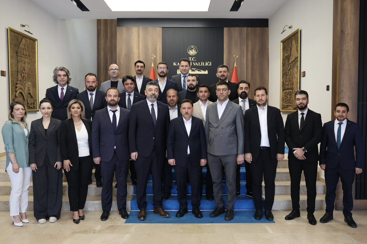 Valimiz Sayın Gökmen Çiçek, Anadolu Aslanları İş Adamları Derneği (ASKON) Başkanlığına yeniden seçilen İlker Barlı ve yeni yönetim kurulu üyelerini makamında kabul etti.