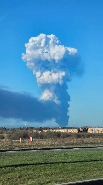 NOELreports's tweet image. The fire in Perm hasn't been brought under control yet. Yesterday, Ukrainian long-range drones struck the oil pumping station leading to two big fires. Today, a new explosion occured at an additional fuel tank. #Russia