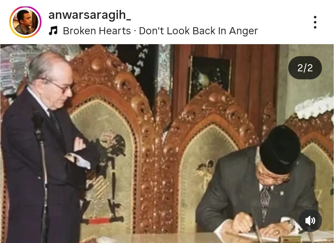 ch_chotimah2's tweet photo. Outsourcing. Satu kata yang kerap menyerang Megawati menjelang perayaan Hari Buruh Internasional di setiap tanggal 1 Mei.

Pra-kondisinya :

31 Oktober 1997, Presiden Soeharto menandatangani Letter of Intert (Lol) atau kesepakatan dengan International Moneter Fund (IMF). Tujuan mengatasi krisis moneter. Di sini IMF mencairkan dana 3,04 miliar dolar.

15 Januari 1998, Presiden Soeharto kembali menandatangani dokumen Lol IMF yang nilainya total 43 miliar dolar

Sejak saat itu Indonesia menjadi "pasien" tetap IMF.

Salah satu KEWAJIBAN yang ditandatangi Presiden Soeharto kala itu adalah restrukturisasi sistem ketenagakerjaan Indonesia yang menyangkut pasar tenaga kerja.

Lol IMF ini menjadi kewajiban pemerintah oleh siapa pun & sifatnya mengikat yang harus disahkan dalam undang-undang.

Pemerintahan berganti dari Habibie (1998-1999), Gus Dur (1999-2001) hingga Mega (2001-2004).

Ketiganya jelas harus menanggung beban melaksanakan Lol IMF ini dengan kebijakan Labor Market Flexibolity (Fleksibilitas Pasar Kerja) untuk menarik investor asing.

Pada awal tahun 2003, Mega sudah terpikir menyelesaikan kerjasama dengan IMF.

Syaratnya adalah ia harus menyelesaikan komitmen dokumen Lol Indonesia & IMF yang diteken tahun 1998 itu.

Pada 25 Maret 2003, UU Nomor 13 tahun 2003 tentang Ketenagakerjaan kemudian disahkan di era Kepresidenan Mega.

Selain DPR, UU ini melibatkan pelbagai pemangku kepentingan dari perwakilan kelompok pengusaha (APINDO) & sarekat buruh atas kesepakatan bersama.

Artinya legalitas sistem outsourcing merupakan tuntutan global atas komitmen Indonesia dalam kebijakan pasar kerja sebagaimana dokumen IMF 1998.

Setelah melunasi kewajiban itu, Presiden Megawati kemudian memutuskan kerjasama dengan IMF pada tanggal 10 Desember 2003.

Sekitar 9 bulan setelah menyelesaikan komitmen terakhir Indonesia dalam melakukan retrukturisasi ketenagakerjaan.

IMF sempat memberikan tawaran pada Mega untuk memperpanjang kerjasama tapi ditolak. Mega saat itu fokus pada kemandirian politik & ekonomi yang bebas dari intervensi asing.

Poinnya adalah penandatangan dokumen Lol IMF oleh Soeharto tahun 1997 & 1998 meninggalkan residu dari sektor ketenagakerjaan.

IG Anwarsaragih.