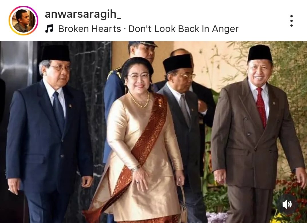 ch_chotimah2's tweet photo. Outsourcing. Satu kata yang kerap menyerang Megawati menjelang perayaan Hari Buruh Internasional di setiap tanggal 1 Mei.

Pra-kondisinya :

31 Oktober 1997, Presiden Soeharto menandatangani Letter of Intert (Lol) atau kesepakatan dengan International Moneter Fund (IMF). Tujuan mengatasi krisis moneter. Di sini IMF mencairkan dana 3,04 miliar dolar.

15 Januari 1998, Presiden Soeharto kembali menandatangani dokumen Lol IMF yang nilainya total 43 miliar dolar

Sejak saat itu Indonesia menjadi "pasien" tetap IMF.

Salah satu KEWAJIBAN yang ditandatangi Presiden Soeharto kala itu adalah restrukturisasi sistem ketenagakerjaan Indonesia yang menyangkut pasar tenaga kerja.

Lol IMF ini menjadi kewajiban pemerintah oleh siapa pun & sifatnya mengikat yang harus disahkan dalam undang-undang.

Pemerintahan berganti dari Habibie (1998-1999), Gus Dur (1999-2001) hingga Mega (2001-2004).

Ketiganya jelas harus menanggung beban melaksanakan Lol IMF ini dengan kebijakan Labor Market Flexibolity (Fleksibilitas Pasar Kerja) untuk menarik investor asing.

Pada awal tahun 2003, Mega sudah terpikir menyelesaikan kerjasama dengan IMF.

Syaratnya adalah ia harus menyelesaikan komitmen dokumen Lol Indonesia & IMF yang diteken tahun 1998 itu.

Pada 25 Maret 2003, UU Nomor 13 tahun 2003 tentang Ketenagakerjaan kemudian disahkan di era Kepresidenan Mega.

Selain DPR, UU ini melibatkan pelbagai pemangku kepentingan dari perwakilan kelompok pengusaha (APINDO) & sarekat buruh atas kesepakatan bersama.

Artinya legalitas sistem outsourcing merupakan tuntutan global atas komitmen Indonesia dalam kebijakan pasar kerja sebagaimana dokumen IMF 1998.

Setelah melunasi kewajiban itu, Presiden Megawati kemudian memutuskan kerjasama dengan IMF pada tanggal 10 Desember 2003.

Sekitar 9 bulan setelah menyelesaikan komitmen terakhir Indonesia dalam melakukan retrukturisasi ketenagakerjaan.

IMF sempat memberikan tawaran pada Mega untuk memperpanjang kerjasama tapi ditolak. Mega saat itu fokus pada kemandirian politik & ekonomi yang bebas dari intervensi asing.

Poinnya adalah penandatangan dokumen Lol IMF oleh Soeharto tahun 1997 & 1998 meninggalkan residu dari sektor ketenagakerjaan.

IG Anwarsaragih.
