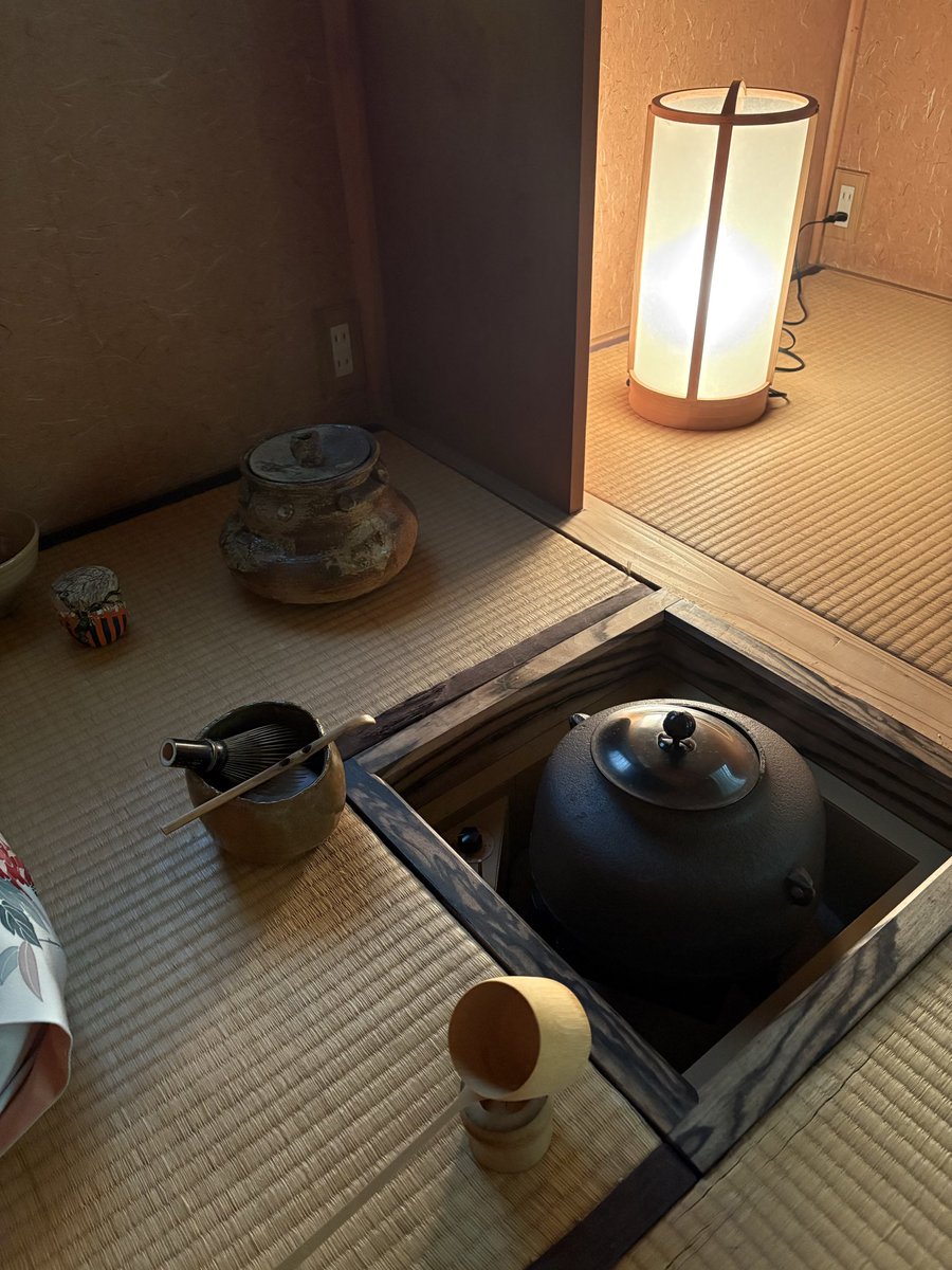 soamoon's tweet photo. 4月の快晴な一日。長久手市にある色金山歴史公園内の茶室にて、社中で身内だけのお茶会でした。八百彦さんのお弁当も美味しかった。ただ、この日は暑くて💦カキ氷が食べたくて帰宅後ダッシュ💨完全予約制を知らなくて行ったら、お店の方のご好意でお席に案内していただけました。次回は必ず予約する https://t.co/jhNzXUwR80