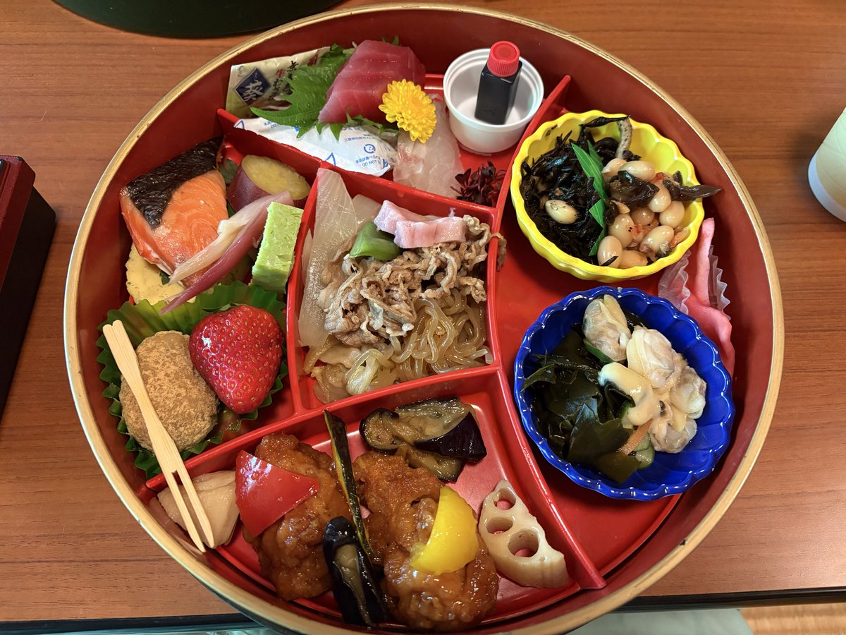 soamoon's tweet photo. 4月の快晴な一日。長久手市にある色金山歴史公園内の茶室にて、社中で身内だけのお茶会でした。八百彦さんのお弁当も美味しかった。ただ、この日は暑くて💦カキ氷が食べたくて帰宅後ダッシュ💨完全予約制を知らなくて行ったら、お店の方のご好意でお席に案内していただけました。次回は必ず予約する https://t.co/jhNzXUwR80