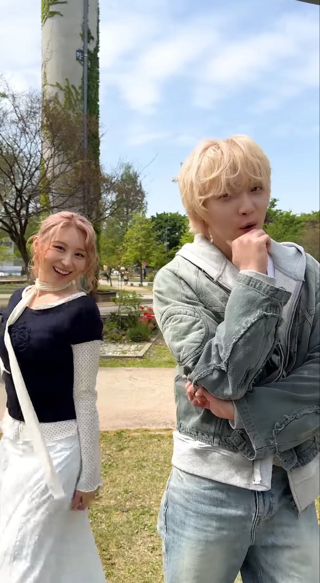 semohaeng's tweet photo. ㅋㅋㅋㅋㅋㅋㅋㅋㅋ 귀여웤ㅋㅋ웃곀ㅋㅋㅋ

그나저나 목걸이 무야
이너가 왤케 파졌죠!? https://t.co/2gkyxIf6UF
