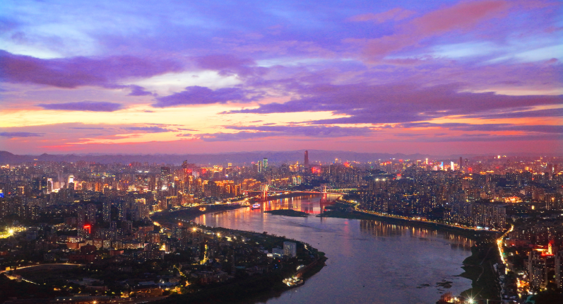 CQ_Liangjiang's tweet image. Post-rain perfection in #Chongqing🌧️! 

There’s nothing like the Mountain City skyline when the sunset 🌇 and city lights ✨ start to dance.#cityscape 

📸 Zhong Zhibin, Guo Xu/Visual Chongqing