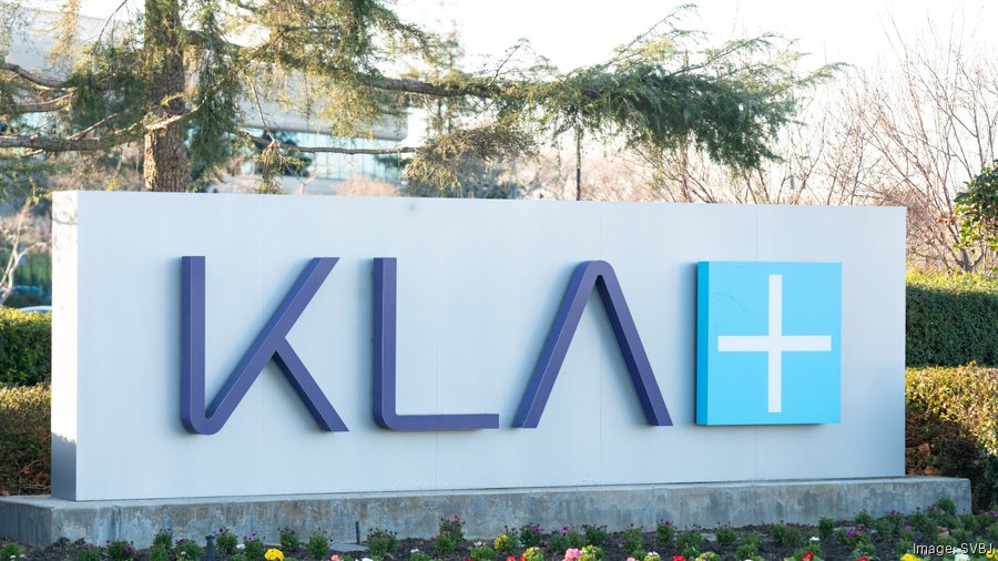 MindEtMarket's tweet photo. KLA Corporation $KLAC  a publié des résultats solides pour le trimestre de mars 2026, avec un chiffre d'affaires de 3,415 milliards de dollars, en hausse de 4 % séquentiellement et de 11 % en glissement annuel, un BPA dilué non-GAAP de 9,40 dollars et un flux de trésorerie disponible de 622 millions de dollars sur le trimestre.

La société relève ses prévisions pour le marché des équipements de fabrication de plaquettes (WFE) à plus de 140 milliards de dollars en 2026, et anticipe une croissance encore plus forte en 2027 qu'en 2026, soutenue par une demande généralisée dans les segments logique, mémoire et packaging avancé.

KLA prévoit une croissance de ses revenus en glissement annuel en forte hausse pour 2026 (high teens), avec une croissance de plus de 20 % pour son activité systèmes de contrôle de procédés semi-conducteurs, et guide pour le trimestre de juin 2026 un chiffre d'affaires de 3,575 milliards de dollars et un BPA dilué non-GAAP de 9,87 dollars.

Le segment packaging avancé connaît une forte accélération, avec des revenus attendus à environ 1 milliard de dollars en 2026 contre 635 millions en 2025 (croissance d'environ 57 %), grâce à l'adoption croissante du portefeuille de packaging de KLA et à la hausse de la complexité des emballages.

La marge brute est maintenue à environ 62 % (plus ou moins 50 points de base) pour 2026, malgré un impact négatif persistant d'environ 100 points de base lié à la hausse des prix mémoire DRAM et un effet modéré des droits de douane, tandis que la société a sécurisé l'approvisionnement nécessaire pour répondre à ses plans de production jusqu'en 2027.