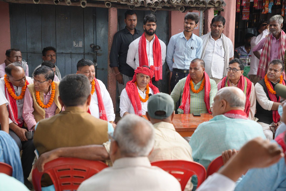 thapagk's tweet photo. सर्लाहीको सीमावर्ती क्षेत्र मधुवनीबाट भर्खरै फर्किएको छु। त्यहाँका नागरिकहरूसँगको अन्तर्क्रिया पछि एउटा गहिरो छटपटी र आक्रोश मनमा लिएर फर्किएको छु।
कागजमा सीमित रहेको, तर हालै संघीय सरकारले कडाइका साथ लागू गर्न खोजेको "१०० रुपैयाँभन्दा बढीको सामानमा भन्सार बुझाउनुपर्ने" अव्यवहारिक आदेशले सीमा क्षेत्रका नागरिकको दैनिकी कति कष्टकर बनाएको छ भन्ने कुरा भुक्तभोगीलाई मात्र थाहा छ।
त्यहाँ मैले केही यस्ता दृश्य र आवाजहरू सुनेँ, जसले राज्यको चरित्रमाथि नै प्रश्न उठाउँछन्:
• बिहान कामका लागि सीमा पार गर्ने एक ज्यालादारी मजदुरलाई एउटा बिस्कुटको प्याकेटका कारण दुई घण्टा रोकिनुपर्‍यो।
• एक महिलाले चिन्तित हुँदै भन्नुभयो— “पहिला हामी सम्मानका साथ सीमा पार गर्थ्यौँ, अहिले डरका साथ पार गर्छौँ।”
सीमा क्षेत्रले भोगिरहेको यो असहजताको गह्रौँ भारी मसँगै फर्कँदैछ।
एक इमानदार राजनीतिज्ञको हैसियतले म सत्य स्वीकार गर्छु— यो व्यवस्था हिजो मात्र आएको होइन। यो विभिन्न सरकारका पालामा, र मेरो आफ्नै पार्टी नेतृत्वको सरकार हुँदा समेत कानूनका पानामा रहिरह्यो। तर, यो कानून कति अव्यवहारिक छ भन्ने बुझेर नै हामीले यसअघि यसलाई लागू गर्न दिएका थिएनौँ। तथापि, समयमै यसलाई सुधार्न नसक्नु हाम्रो कमजोरी थियो। त्यो कमजोरी स्वीकार गर्ने र सच्याउने जिम्मा अब हाम्रै हो।
यो नागरिकमैत्री नीति हुँदै होइन, यो एक प्रकारको 'हेपाहा नीति' हो। यो मधेसको दैनिकीमा लागेको घाउ हो। नियमित आवतजावतलाई शङ्कामा बदलिएको छ र नागरिक सम्मानलाई अपमानित तुल्याइएको छ। स्वयम् भन्सार विभागले स्वीकार गरेको छ कि यसबाट उल्लेखनीय राजस्व उठ्दैन। त्यसो भए यो दुःख आखिर किन र कसका लागि?
राज्यले मधेसका हरेक भान्सामा अवरोध खडा गरेको छ। यसको मार महिला, विद्यार्थी, किसान र श्रमिक वर्गमाथि परेको छ।
सरकारसँग मेरो स्पष्ट माग छ:
यो अव्यवहारिक निर्णय तत्काल फिर्ता लिइयोस्। सीमामा पहिले जस्तो सहजता थियो, त्यसलाई कम्तीमा सुनिश्चित गरियोस्।
सीमान्त क्षेत्रहरू राष्ट्रका किनारा मात्र होइनन्; ती अर्थतन्त्र, संस्कृति र विश्वासका जीवित सङ्गम हुन्। जब नीतिले यो संवेदनशीलता बिर्सन्छ, त्यसले देशका सीमामा उभिएर देश सम्हाल्ने नागरिकहरूलाई नै सजाय दिन्छ।