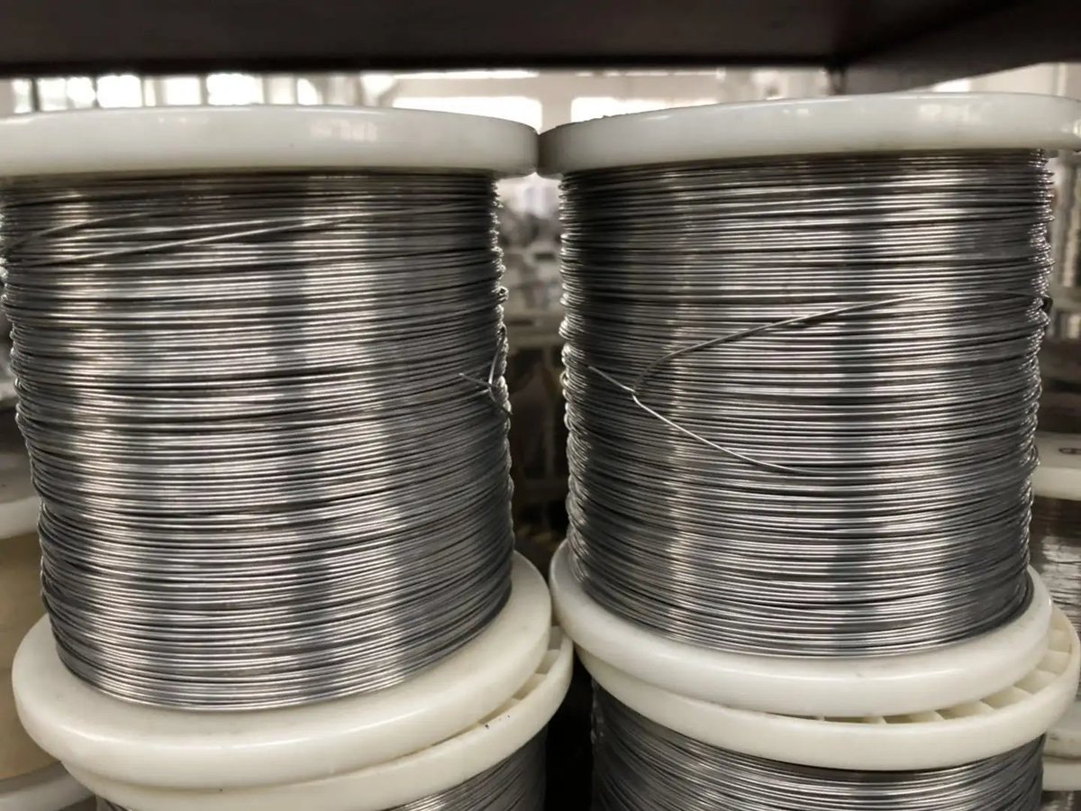 JoinwewireMesh's tweet photo. Nichrome wire is essential for high-temperature and electrical resistance applications.
With excellent oxidation resistance and stable resistivity, it is widely used in heating systems and industrial equipment. https://t.co/O0pUzVI00V