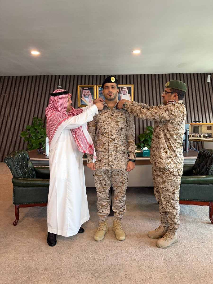 KSAembassyMY's tweet photo. قلد سفير خادم الحرمين الشريفين لدى ماليزيا سعادة الأستاذ / أسامة بن داخل الأحمدي في مكتبه اليوم العقيد البحري الركن بندر بن نايف الشمري رتبته الجديدة بحضور سعادة الملحق العسكري العميد الركن عبدالله بن زاهر البارقي ،وهنأه بالثقة الملكية الكريمة. https://t.co/ncXa69QAvx