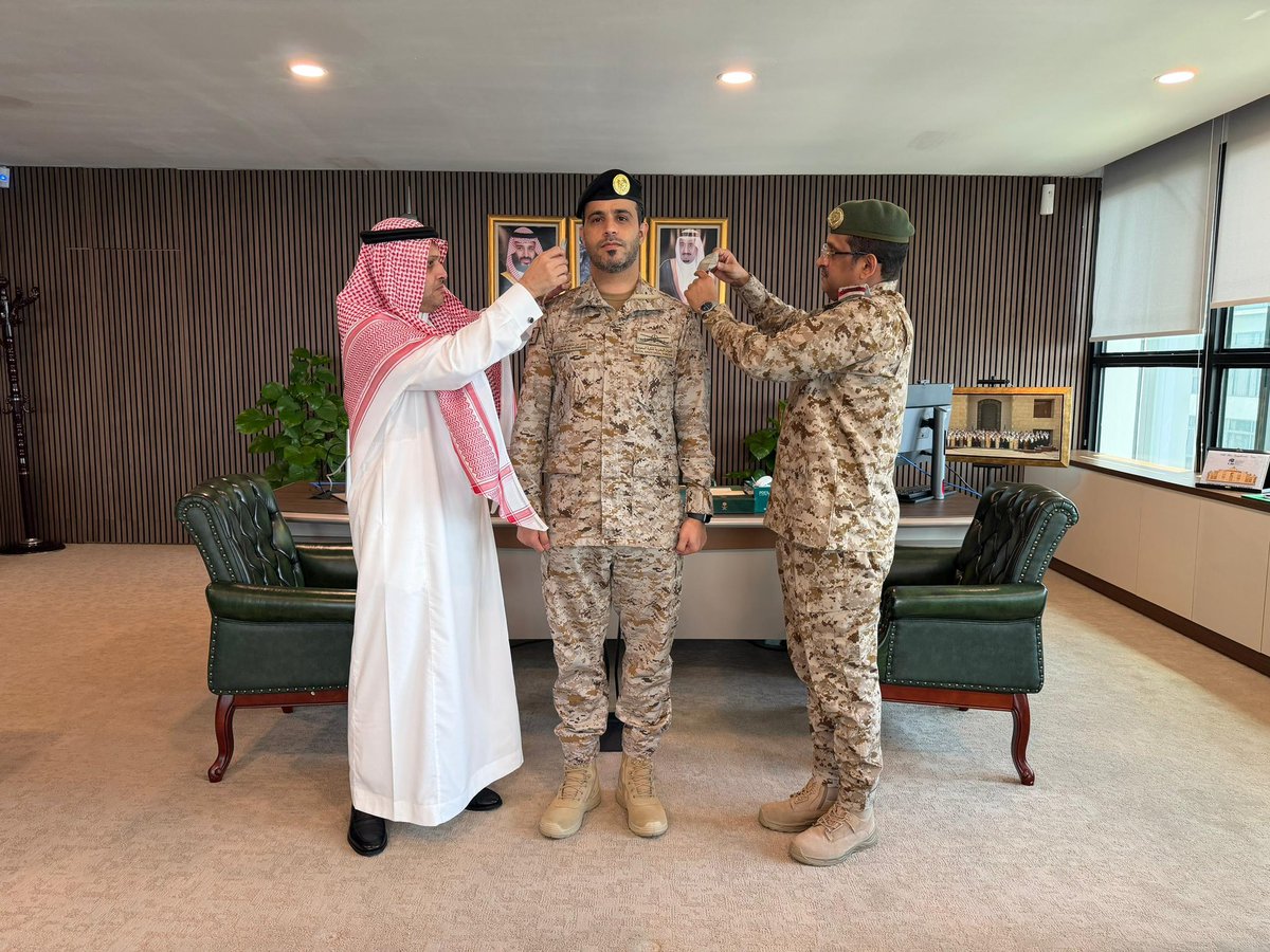 KSAembassyMY's tweet photo. قلد سفير خادم الحرمين الشريفين لدى ماليزيا سعادة الأستاذ / أسامة بن داخل الأحمدي في مكتبه اليوم العقيد البحري الركن بندر بن نايف الشمري رتبته الجديدة بحضور سعادة الملحق العسكري العميد الركن عبدالله بن زاهر البارقي ،وهنأه بالثقة الملكية الكريمة. https://t.co/ncXa69QAvx