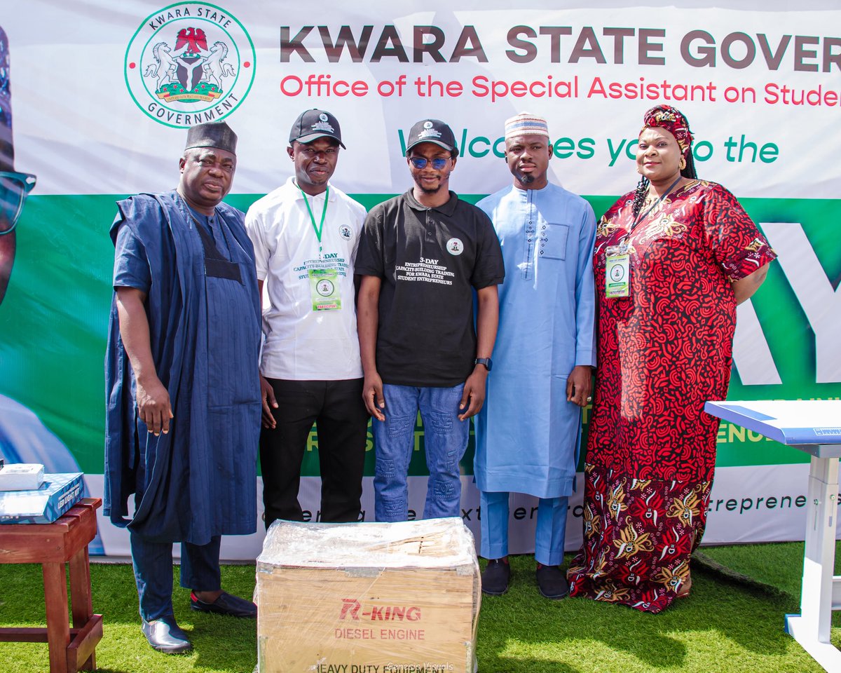 _SalamiWasiu's tweet photo. Muhammed Selimat, a student of Kwara State Polytechnic was given a Tripod, led light and Microphone for Content Creation; Saka Shehu Olayinka, a student of Al-Hikmah University was given a Diesel Engine  175 R-King Product for his Cassava Processing business. https://t.co/sAJ2bex05K