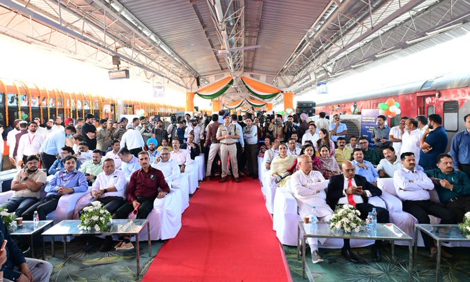 #KNSUPDATE || Chief Minister <a href="/OmarAbdullah/">Omar Abdullah</a> joined <a href="/AshwiniVaishnaw/">Ashwini Vaishnaw</a> and <a href="/DrJitendraSingh/">Dr Jitendra Singh</a> at Jammu Railway Station to flag off the Jammu-Srinagar Vande Bharat Express, marking a significant milestone in rail connectivity for J&amp;K.   

The CM said that the new service is the