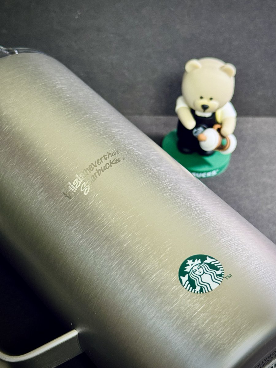 shiphone5's tweet image. カタログよりも現物の方がカッコよき✨
一目惚れ🥰🇰🇷

thisisneverthat starbucks 
ステンレスマグタンブラー503mL

ガンガン使い倒します🎖️

#スタバ
#ベアリスタ
#korea
#thisisneverthat 
#starbucks
#iPhone15Pro