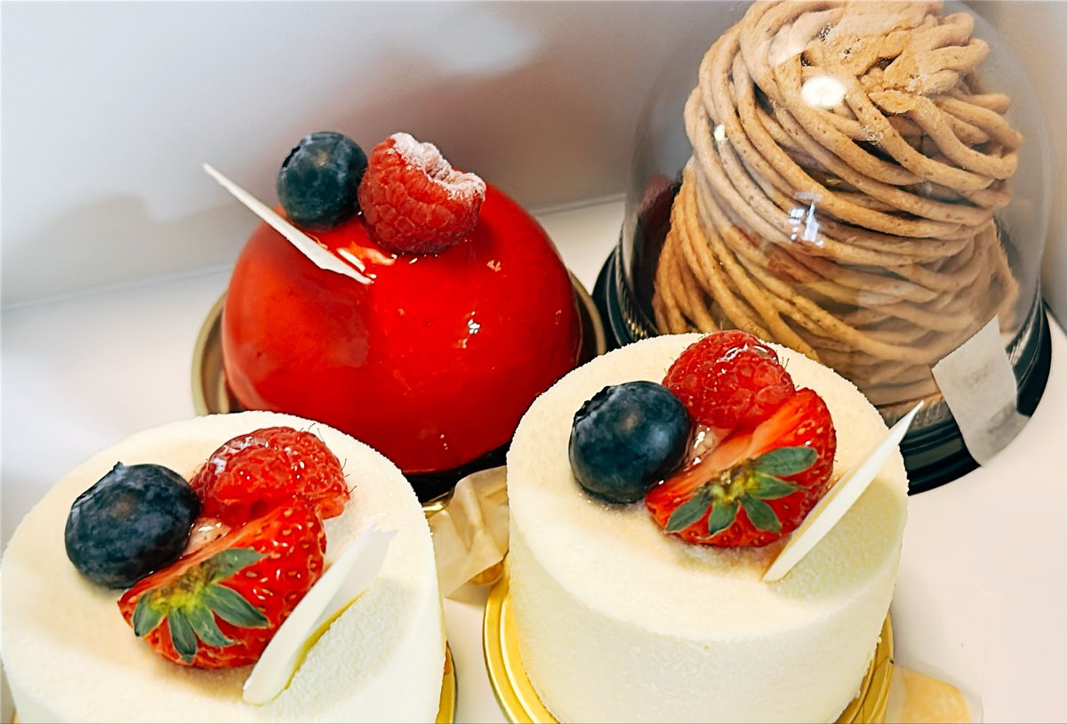 お散歩先でケーキ屋さん見つけたから！1日遅れで便乗します。
おめでとうございます🎂