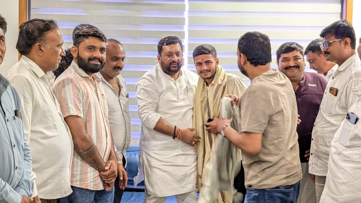 આજરોજ વિસાવદર તાલુકાના સરસઈ જીલ્લા પંચાયત સીટના વિજેતા ઉમેદવાર શ્રી વિપુલ કાવાણી તથા વિસાવદર તાલુકા પંચાયત સીટના વિવિધ વિજેતા ઉમેદવારશ્રીઓ ને હાર્દિક અભિનંદન પાઠવ્યા...
તમામ વિજેતા ઉમેદવારોને ઉજ્જવળ ભવિષ્ય માટે શુભેચ્છાઓ તથા તેઓ જનસેવામાં સતત પ્રગતિ કરે તેવી શુભકામનાઓ...