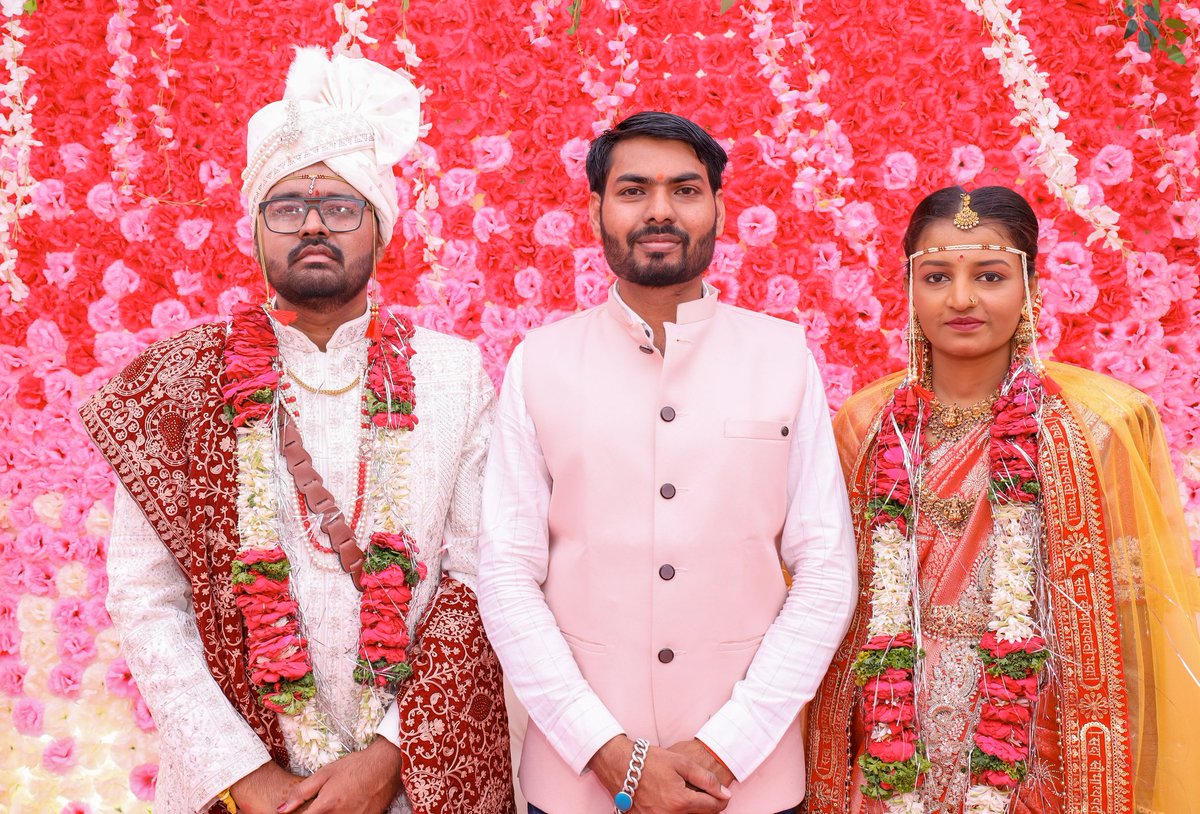 namdev_randhave's tweet image. #Congratulations #bro and #Vahini 
चि #आकाश_रंधवे आणि चि सौ का #अश्विनी_खेत्रे यांच्या #शुभ_विवाह #प्रसंगी #उपस्थित राहुन #शुभेच्छा देताना 
#नामदेव_रंधवे
#Namdev_Randhave