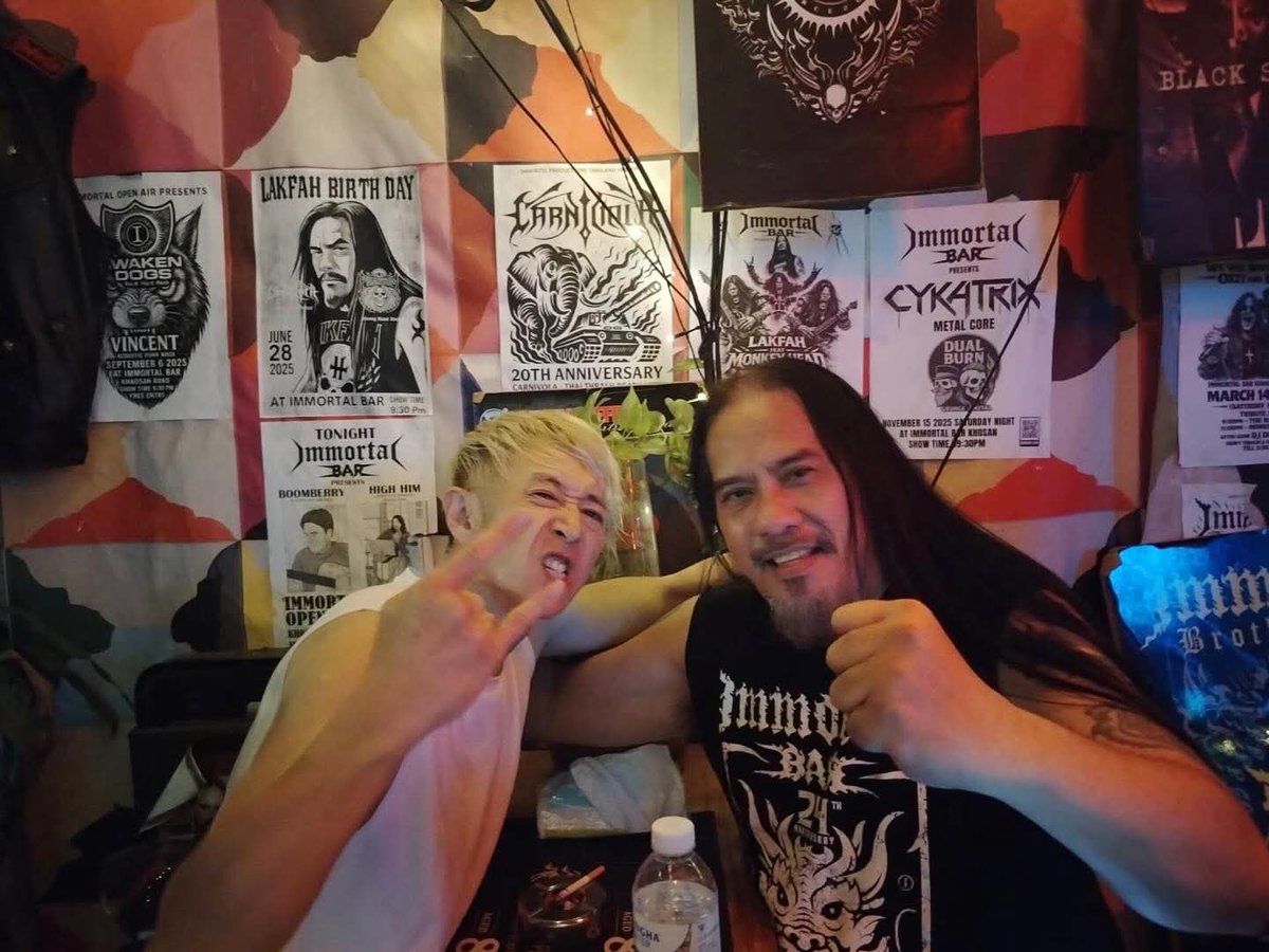 scrumsyrup's tweet photo. Day2
カオサンロードの裏路地にあるImmotal Bar。
ステージ前には廃墟ビル、まるで映画のセットみたいなロケーション。
こんな最高の雰囲気でLIVEできて、テンション爆上がりでした。
1時間のセットリスト、サバーイな汗たっぷり。
関わってくれたすべての人に感謝です。

bay aniki 

#scrumsyrup https://t.co/9FAAIiYuLd
