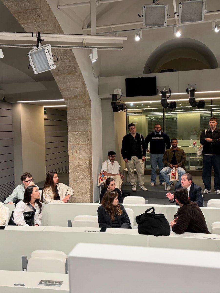 toniaira's tweet image. El Palau també comunica… i en ell feinegen #spindoctors que hi posen molt d’ofici i vocació ✨ Ahir, tot plegat, els alumnes del @mastercompolin ho van copsar de la mà del #capdegabinet del president, @eduardrivas i el seu equip, amb professionals com @OSCARGARCIASAL4
#compolin