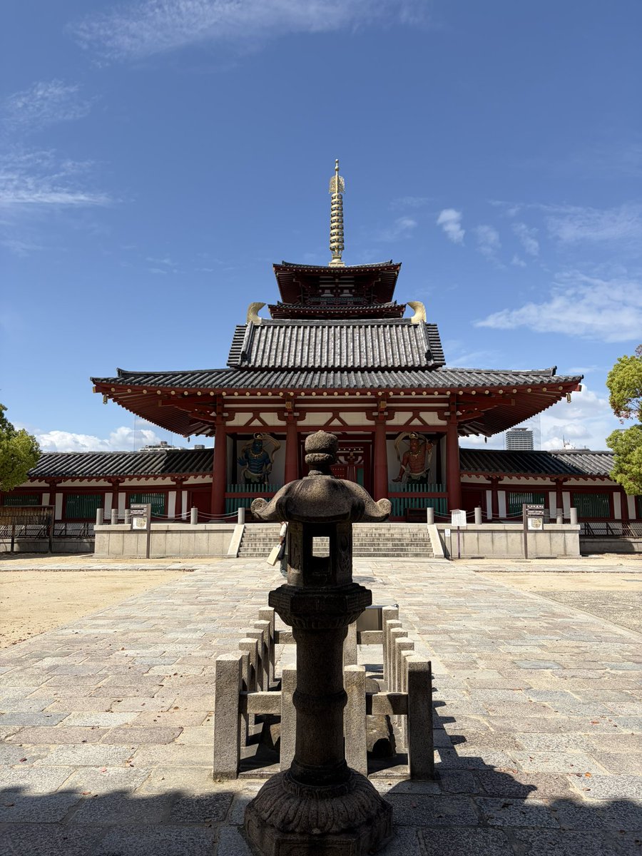 石舞台準備中
赤い玉は曼珠沙華というのだそう
まだツバメさんが刺さっていないツンツルテンでも圧巻
春分、秋分に鳥居に真っ直ぐ夕陽沈む場所も見た‼️が沈むところは見れていない
素敵なお寺さんでした